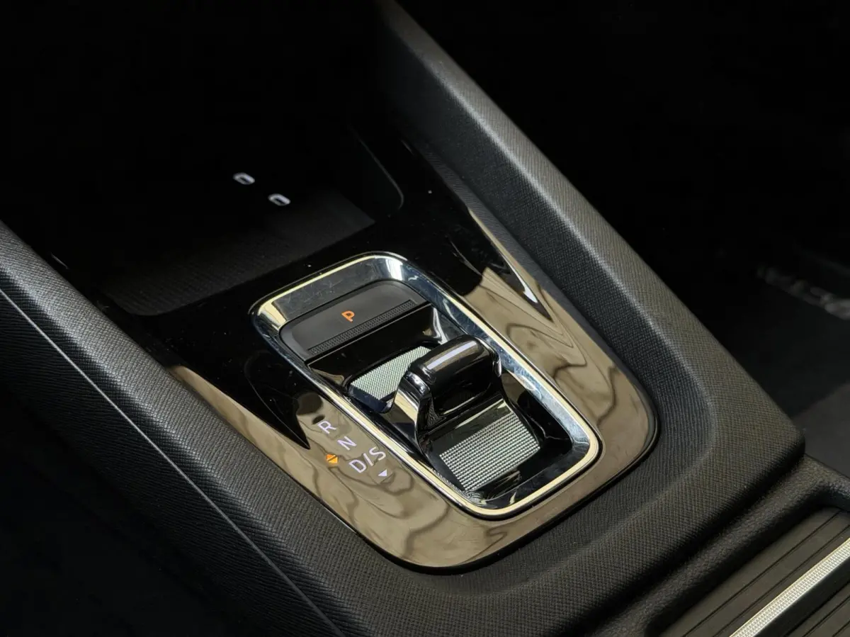 1.0 e-TSI Business Edition Plus Automaat | Achteruitrijcamera | Apple CarPlay/Android Auto | Adaptieve cruise control | Climate control | LED verlichting | Signaalkleur | Parkeersensoren voo