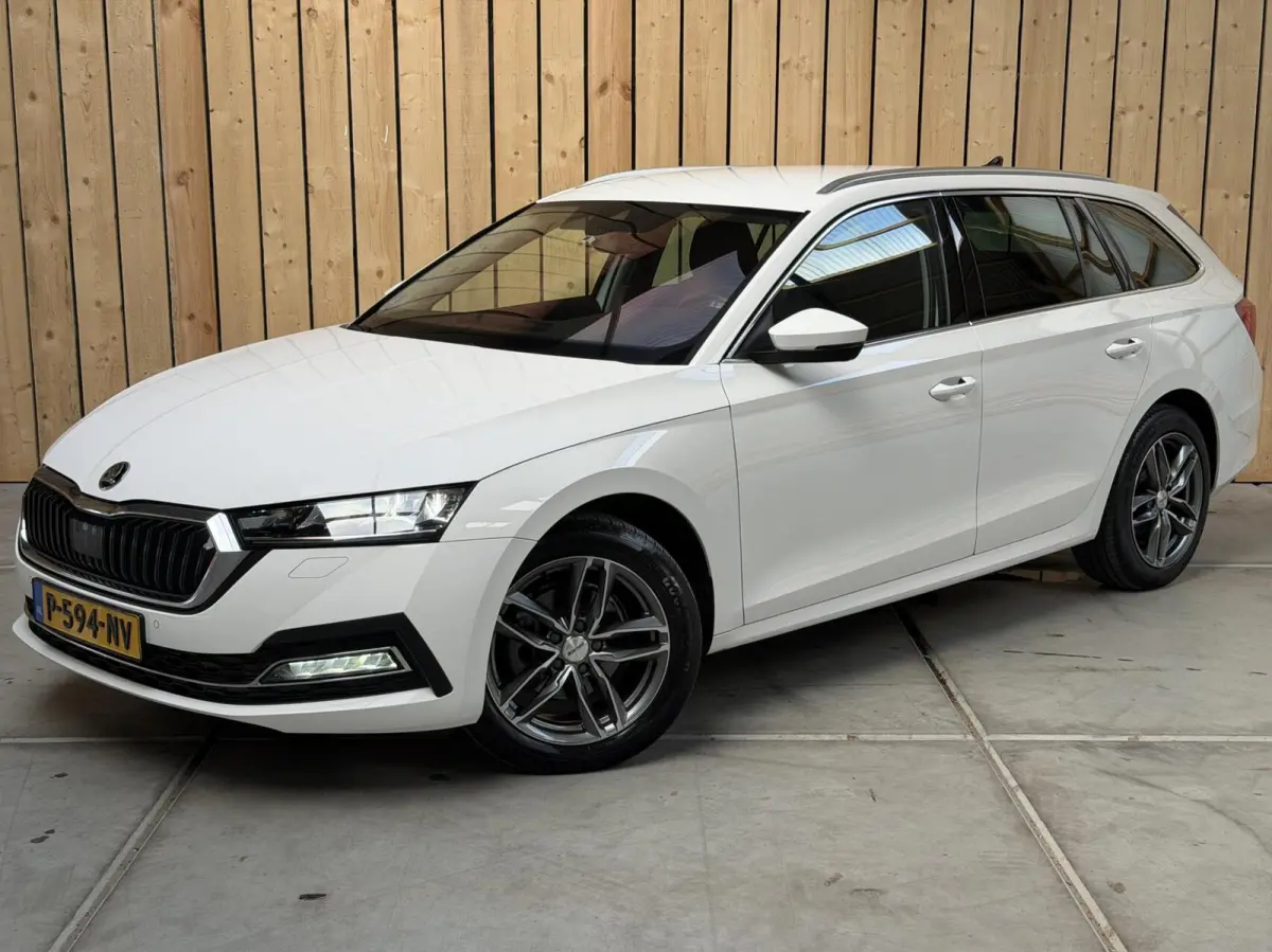 1.0 e-TSI Business Edition Plus Automaat | Achteruitrijcamera | Apple CarPlay/Android Auto | Adaptieve cruise control | Climate control | LED verlichting | Signaalkleur | Parkeersensoren voo