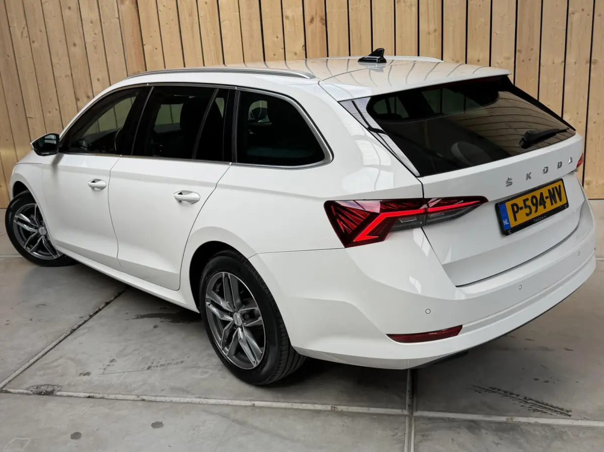 1.0 e-TSI Business Edition Plus Automaat | Achteruitrijcamera | Apple CarPlay/Android Auto | Adaptieve cruise control | Climate control | LED verlichting | Signaalkleur | Parkeersensoren voo