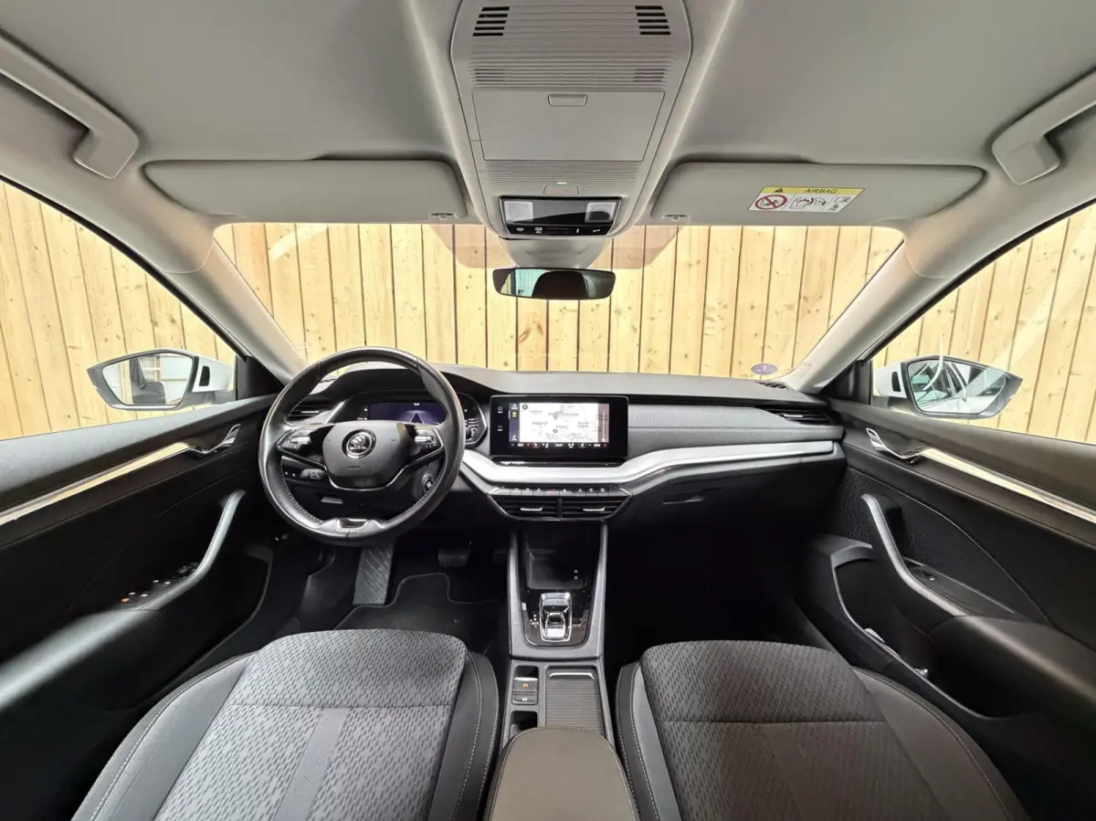 1.0 e-TSI Business Edition Plus Automaat | Achteruitrijcamera | Apple CarPlay/Android Auto | Adaptieve cruise control | Climate control | LED verlichting | Signaalkleur | Parkeersensoren voo