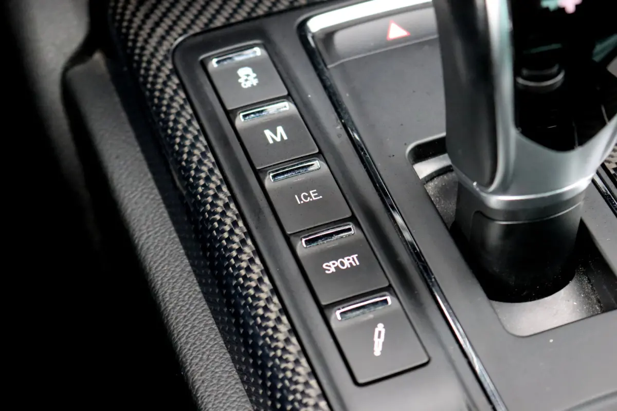 3.0 S Q4 | Carbon | Bowers&Wilkins | Stoelventilatie | Memory | Variabel Onderstel | Apple Carplay/Android Auto | Leder | Camera | Keyless Entry | Elektrisch Zonnescherm |