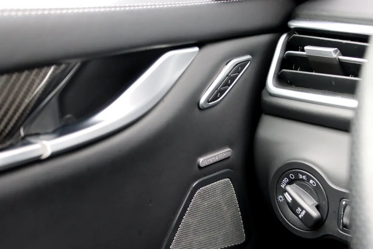 3.0 S Q4 | Carbon | Bowers&Wilkins | Stoelventilatie | Memory | Variabel Onderstel | Apple Carplay/Android Auto | Leder | Camera | Keyless Entry | Elektrisch Zonnescherm |