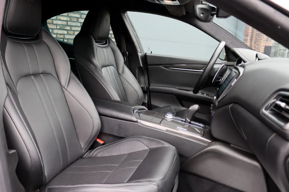 3.0 S Q4 | Carbon | Bowers&Wilkins | Stoelventilatie | Memory | Variabel Onderstel | Apple Carplay/Android Auto | Leder | Camera | Keyless Entry | Elektrisch Zonnescherm |