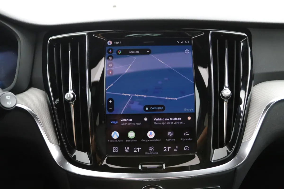 2.0 T8 Plug-in hybrid AWD Plus Dark | Panoramadak | Trekhaak | Sportstoelen | Head-Up | 360 Camera |