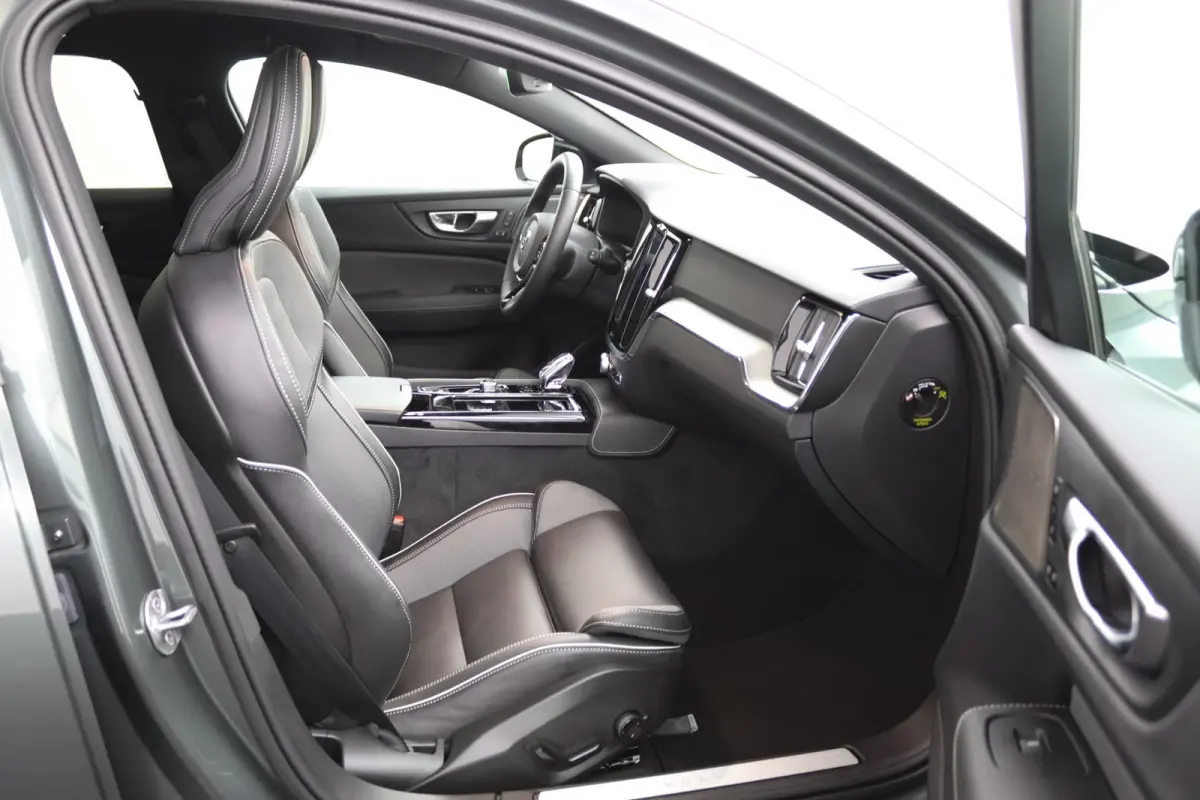 2.0 T8 Plug-in hybrid AWD Plus Dark | Panoramadak | Trekhaak | Sportstoelen | Head-Up | 360 Camera |