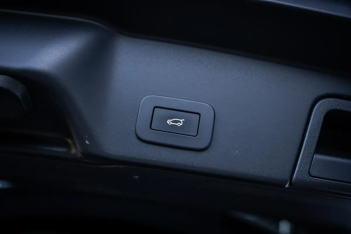 P300e AWD R-Dynamic Black-Pack Pano-dak|Meridian|Elek.trekhaak|Winterpack|Carplay|Dealer-onderhouden