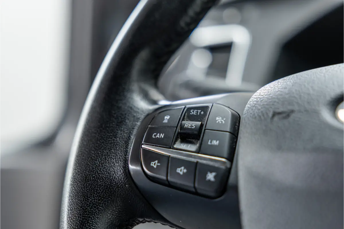 320 2.0 TDCI L2H1 Limited | ACC | L+R Schuifdeur | CarPlay | Navigatie | Camera | Trekhaak | Stoelverwarming | Nieuwe APK | DAB