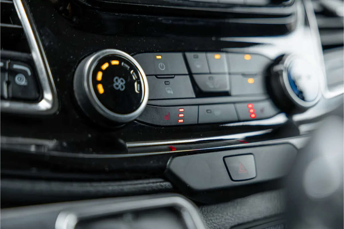 320 2.0 TDCI L2H1 Limited | ACC | L+R Schuifdeur | CarPlay | Navigatie | Camera | Trekhaak | Stoelverwarming | Nieuwe APK | DAB