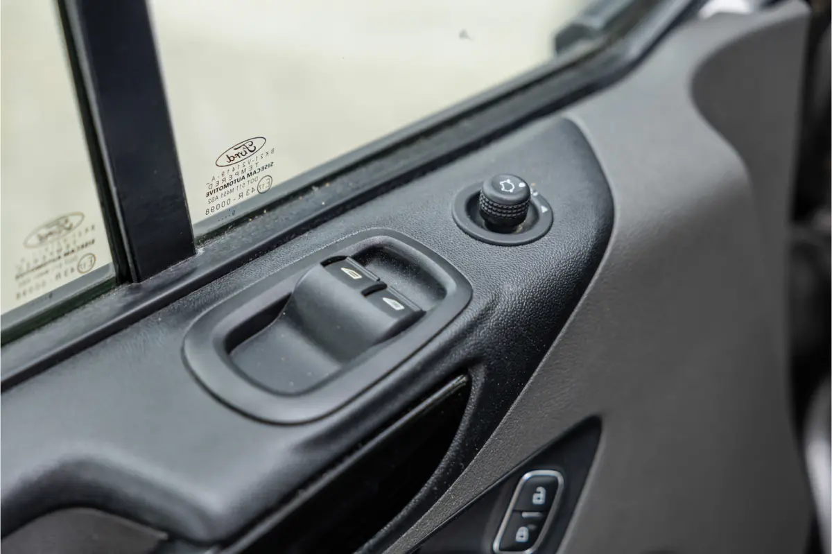 320 2.0 TDCI L2H1 Limited | ACC | L+R Schuifdeur | CarPlay | Navigatie | Camera | Trekhaak | Stoelverwarming | Nieuwe APK | DAB
