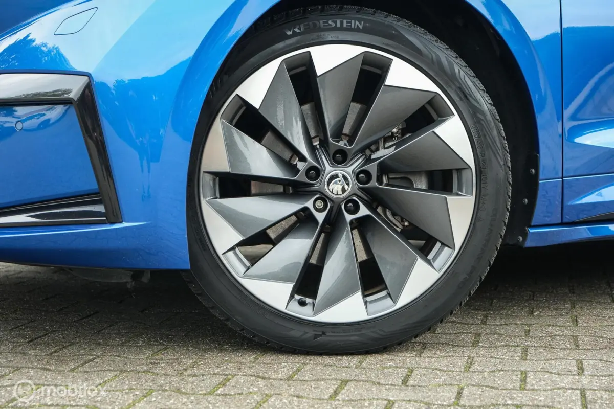 80 Sportline | Chrystal lights and face | ACC | Elec. Trekhaak | Racing Blue | 90% SOH | Camera | Sfeerverlichting | 21 Inch | Memory | CarPlay | Stoel en stuurwielverw.
