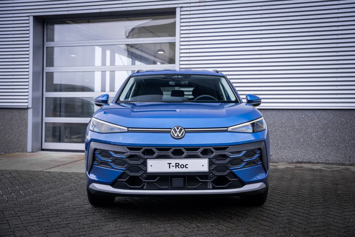 Life First Edition | 'App-Connect' draadloze smartphone integratie | Automatische afstandsregeling (Adaptive Cruise Control) | Buitenspiegels elektrisch instel-, verwarm- en inklapbaar