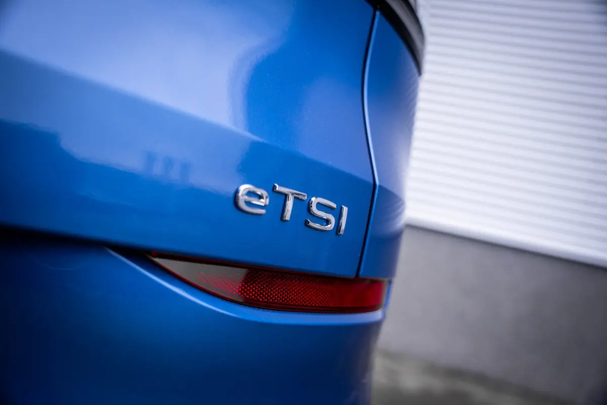 Life First Edition | 'App-Connect' draadloze smartphone integratie | Automatische afstandsregeling (Adaptive Cruise Control) | Buitenspiegels elektrisch instel-, verwarm- en inklapbaar