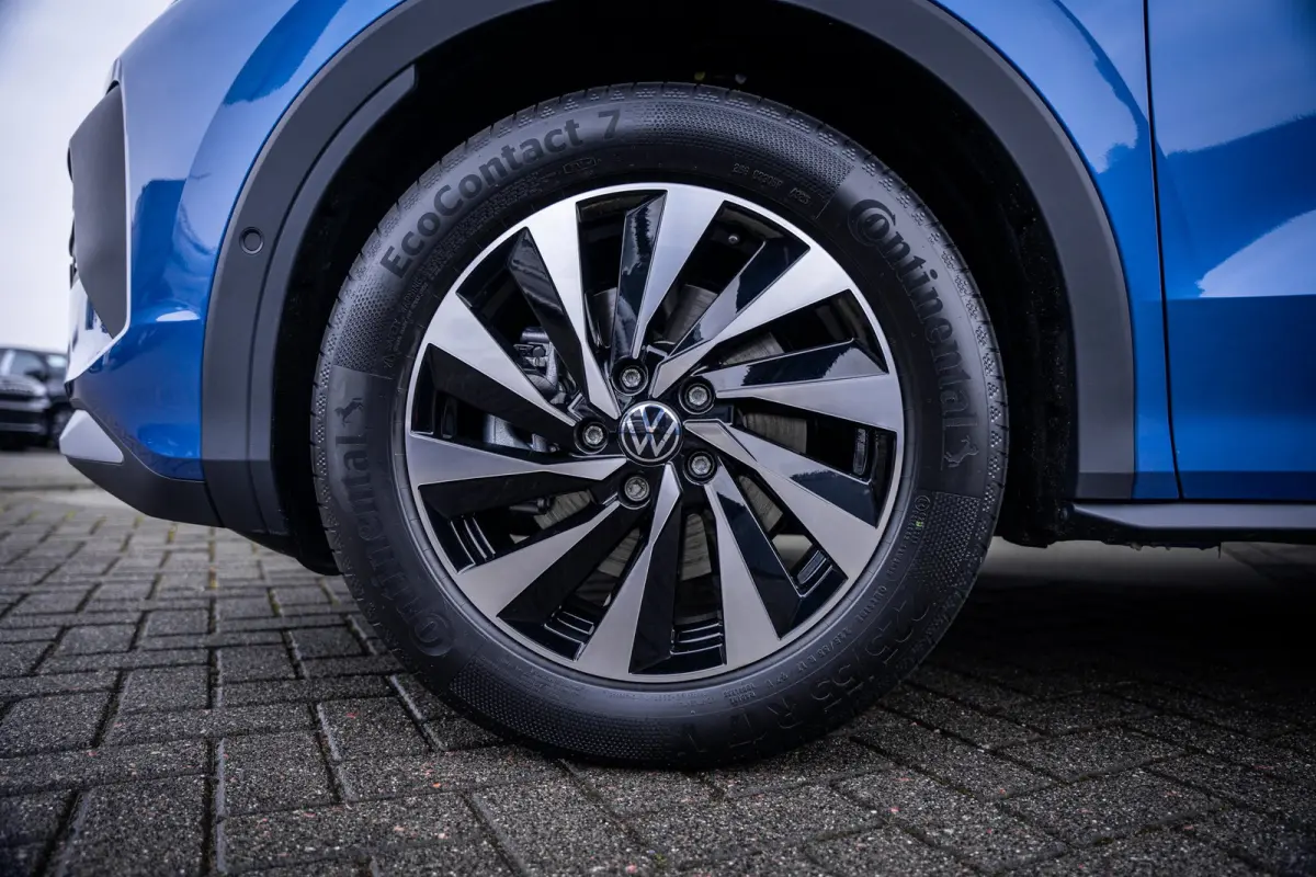 Life First Edition | 'App-Connect' draadloze smartphone integratie | Automatische afstandsregeling (Adaptive Cruise Control) | Buitenspiegels elektrisch instel-, verwarm- en inklapbaar
