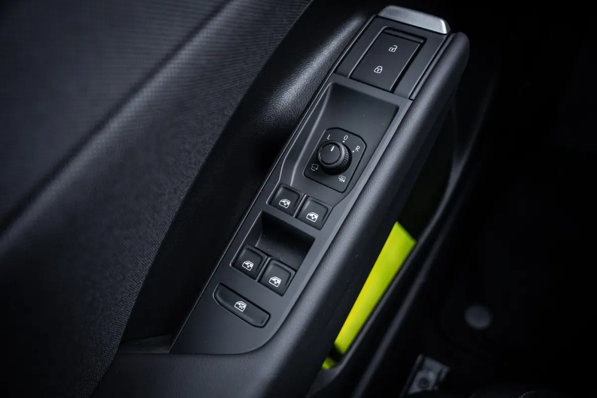 Life First Edition | 'App-Connect' draadloze smartphone integratie | Automatische afstandsregeling (Adaptive Cruise Control) | Buitenspiegels elektrisch instel-, verwarm- en inklapbaar