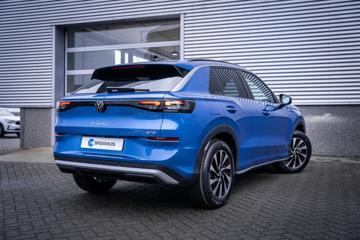 Life First Edition | 'App-Connect' draadloze smartphone integratie | Automatische afstandsregeling (Adaptive Cruise Control) | Buitenspiegels elektrisch instel-, verwarm- en inklapbaar