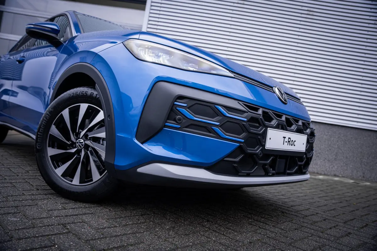 Life First Edition | 'App-Connect' draadloze smartphone integratie | Automatische afstandsregeling (Adaptive Cruise Control) | Buitenspiegels elektrisch instel-, verwarm- en inklapbaar
