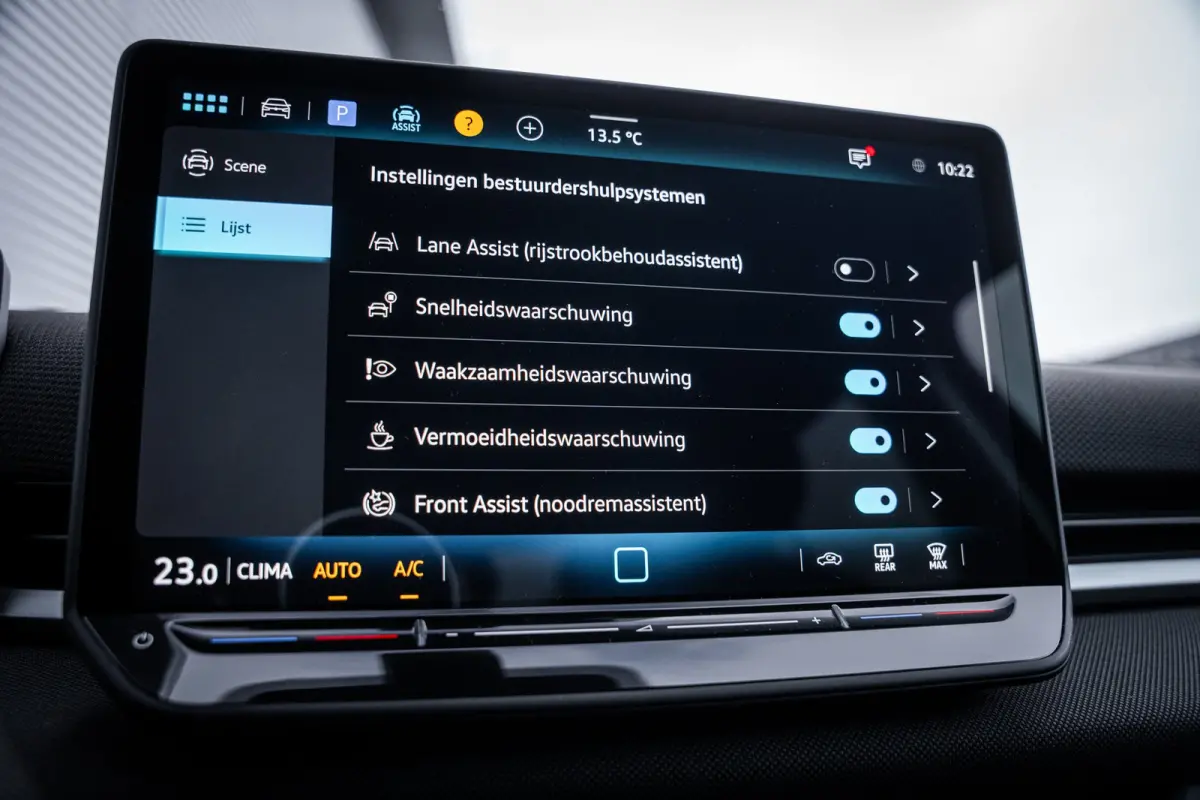 Life First Edition | 'App-Connect' draadloze smartphone integratie | Automatische afstandsregeling (Adaptive Cruise Control) | Buitenspiegels elektrisch instel-, verwarm- en inklapbaar