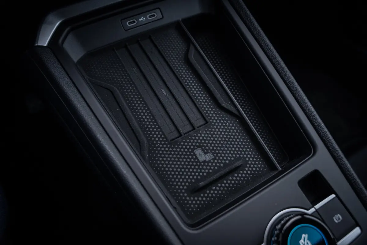 Life First Edition | 'App-Connect' draadloze smartphone integratie | Automatische afstandsregeling (Adaptive Cruise Control) | Buitenspiegels elektrisch instel-, verwarm- en inklapbaar