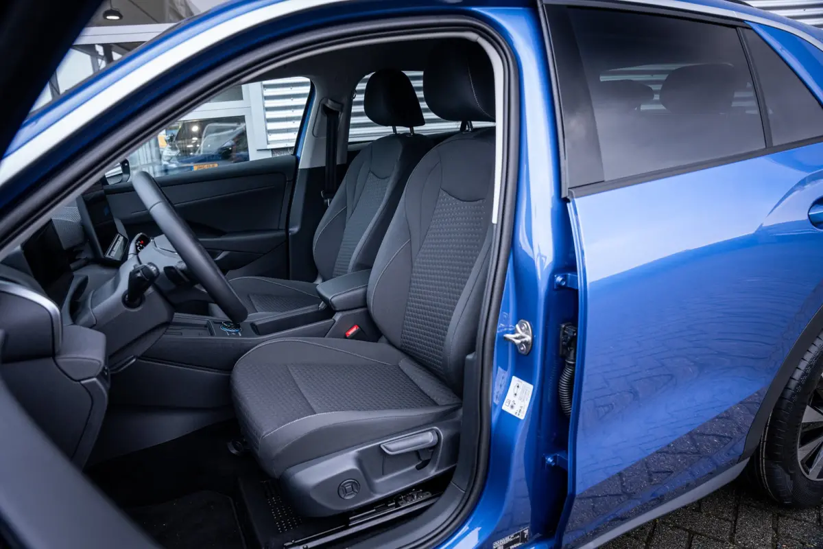 Life First Edition | 'App-Connect' draadloze smartphone integratie | Automatische afstandsregeling (Adaptive Cruise Control) | Buitenspiegels elektrisch instel-, verwarm- en inklapbaar