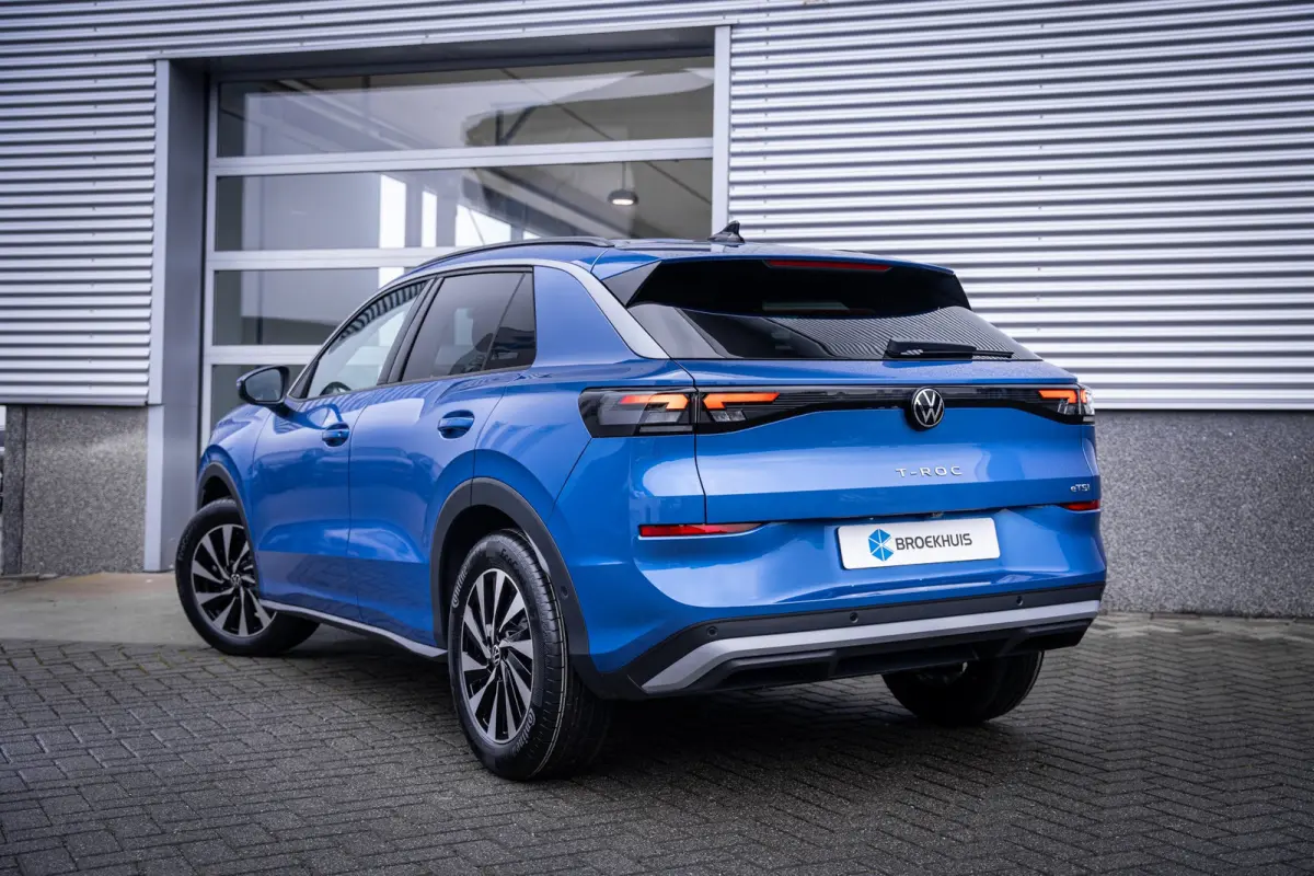 Life First Edition | 'App-Connect' draadloze smartphone integratie | Automatische afstandsregeling (Adaptive Cruise Control) | Buitenspiegels elektrisch instel-, verwarm- en inklapbaar