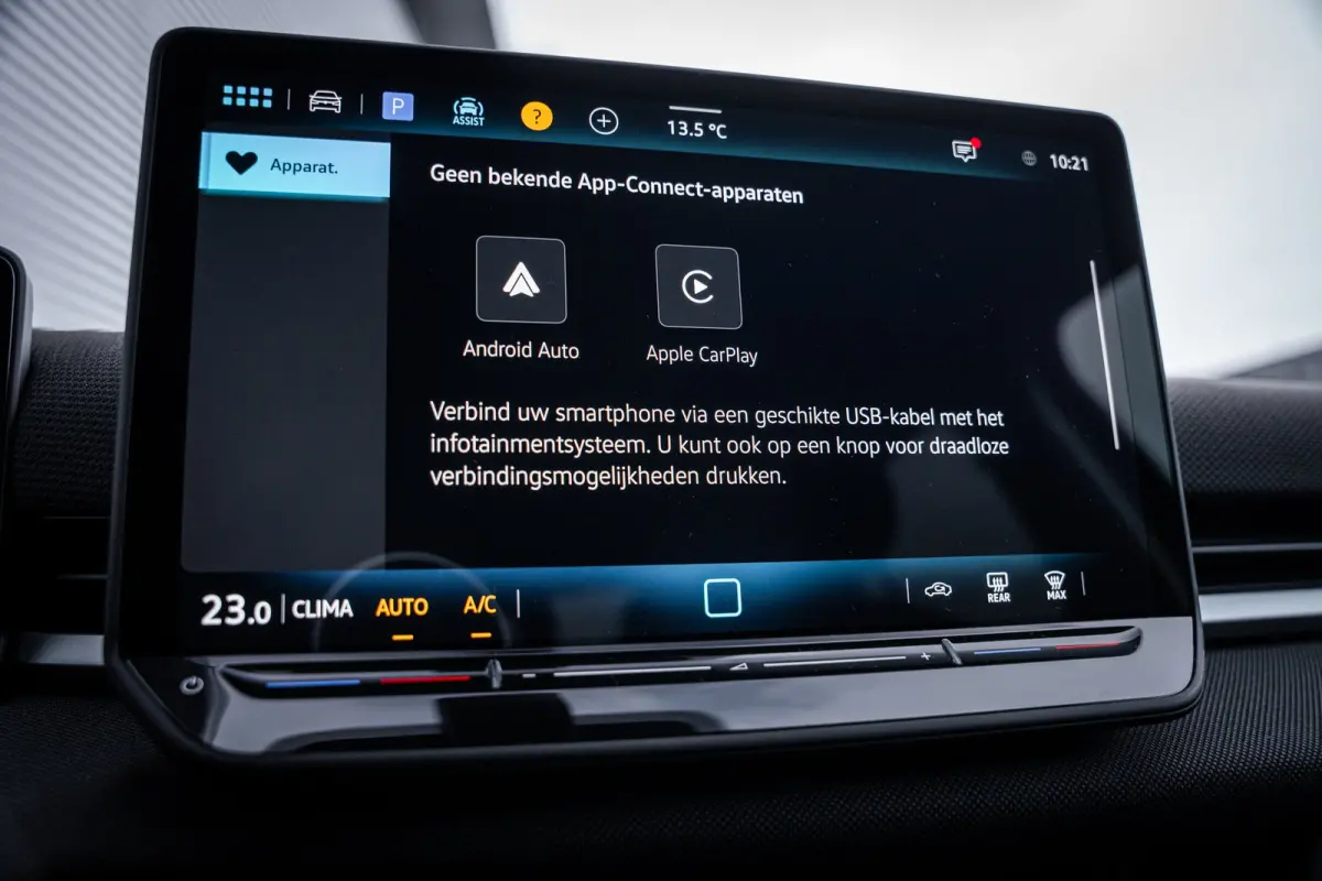 Life First Edition | 'App-Connect' draadloze smartphone integratie | Automatische afstandsregeling (Adaptive Cruise Control) | Buitenspiegels elektrisch instel-, verwarm- en inklapbaar