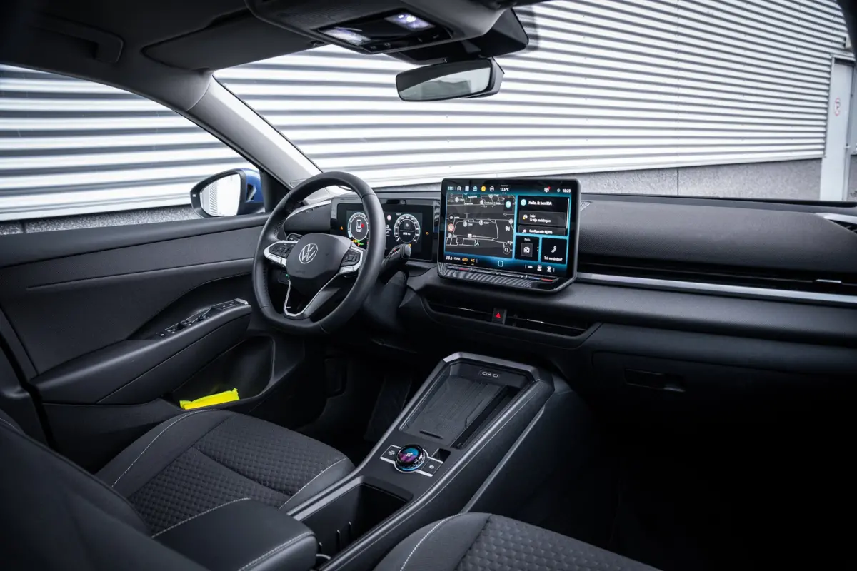 Life First Edition | 'App-Connect' draadloze smartphone integratie | Automatische afstandsregeling (Adaptive Cruise Control) | Buitenspiegels elektrisch instel-, verwarm- en inklapbaar