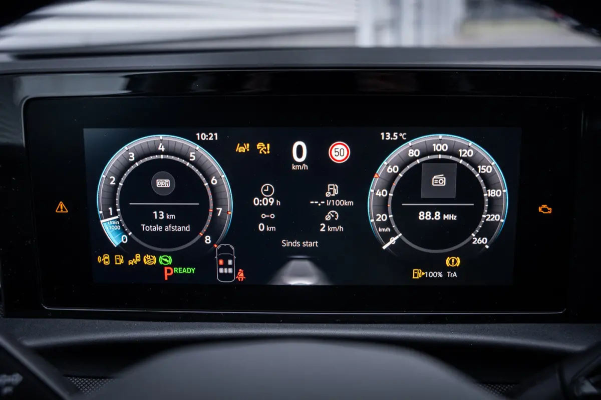 Life First Edition | 'App-Connect' draadloze smartphone integratie | Automatische afstandsregeling (Adaptive Cruise Control) | Buitenspiegels elektrisch instel-, verwarm- en inklapbaar