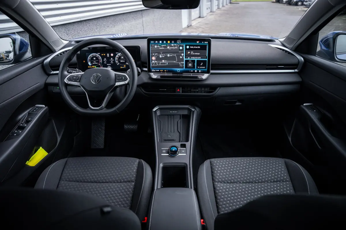 Life First Edition | 'App-Connect' draadloze smartphone integratie | Automatische afstandsregeling (Adaptive Cruise Control) | Buitenspiegels elektrisch instel-, verwarm- en inklapbaar