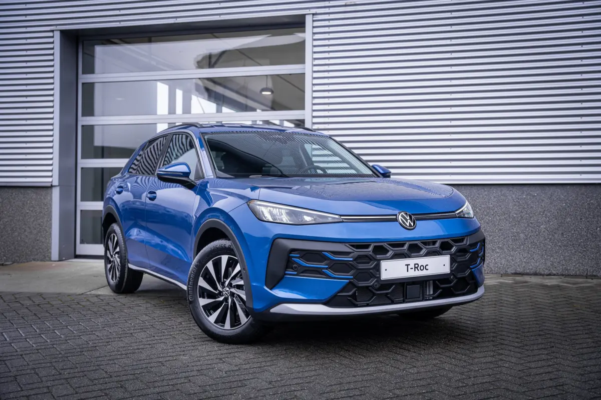 Life First Edition | 'App-Connect' draadloze smartphone integratie | Automatische afstandsregeling (Adaptive Cruise Control) | Buitenspiegels elektrisch instel-, verwarm- en inklapbaar