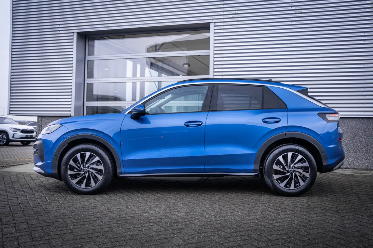 Life First Edition | 'App-Connect' draadloze smartphone integratie | Automatische afstandsregeling (Adaptive Cruise Control) | Buitenspiegels elektrisch instel-, verwarm- en inklapbaar