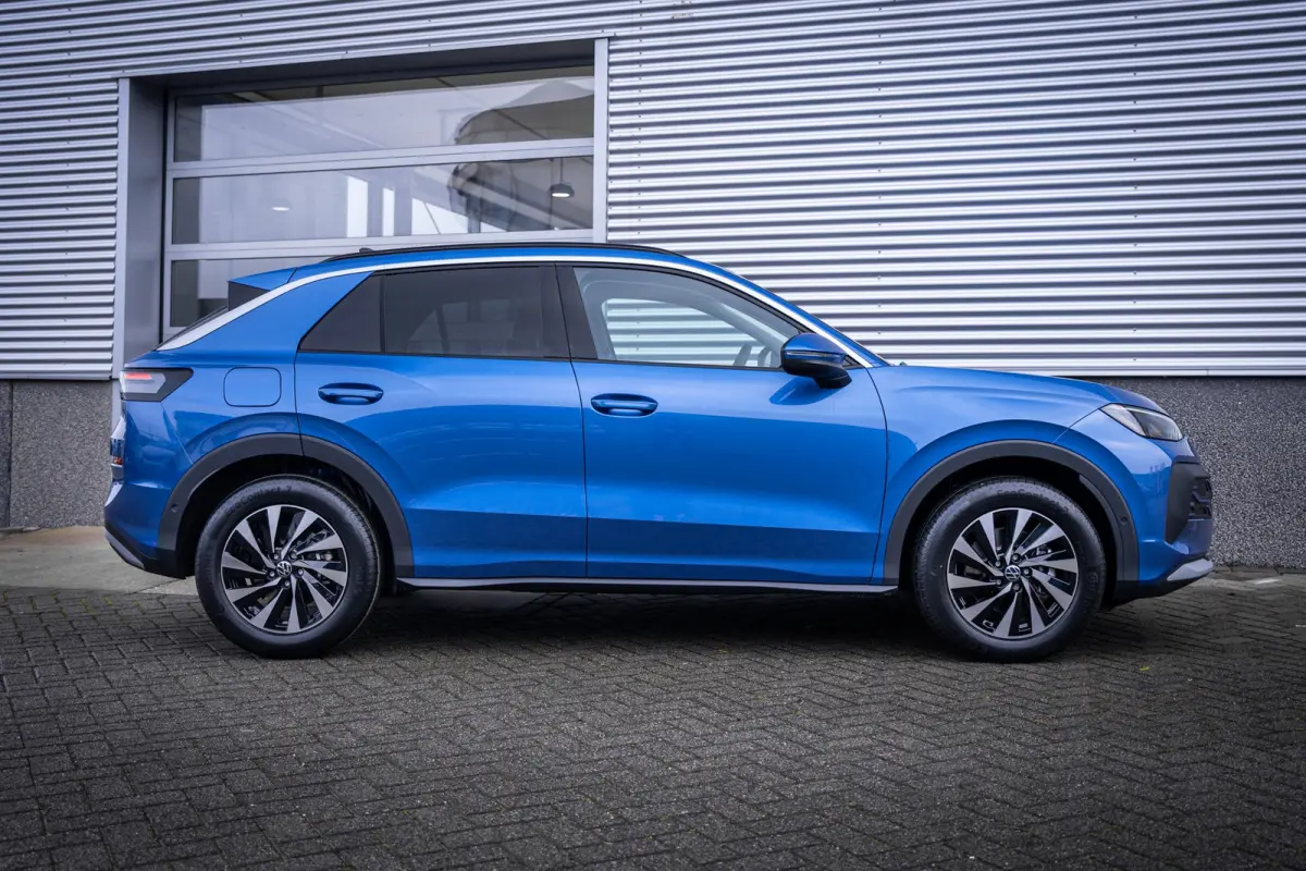 Life First Edition | 'App-Connect' draadloze smartphone integratie | Automatische afstandsregeling (Adaptive Cruise Control) | Buitenspiegels elektrisch instel-, verwarm- en inklapbaar