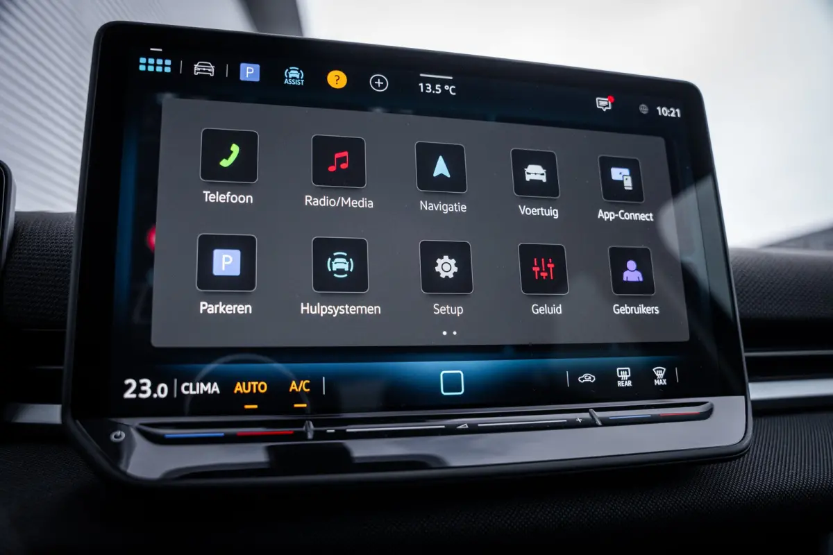 Life First Edition | 'App-Connect' draadloze smartphone integratie | Automatische afstandsregeling (Adaptive Cruise Control) | Buitenspiegels elektrisch instel-, verwarm- en inklapbaar