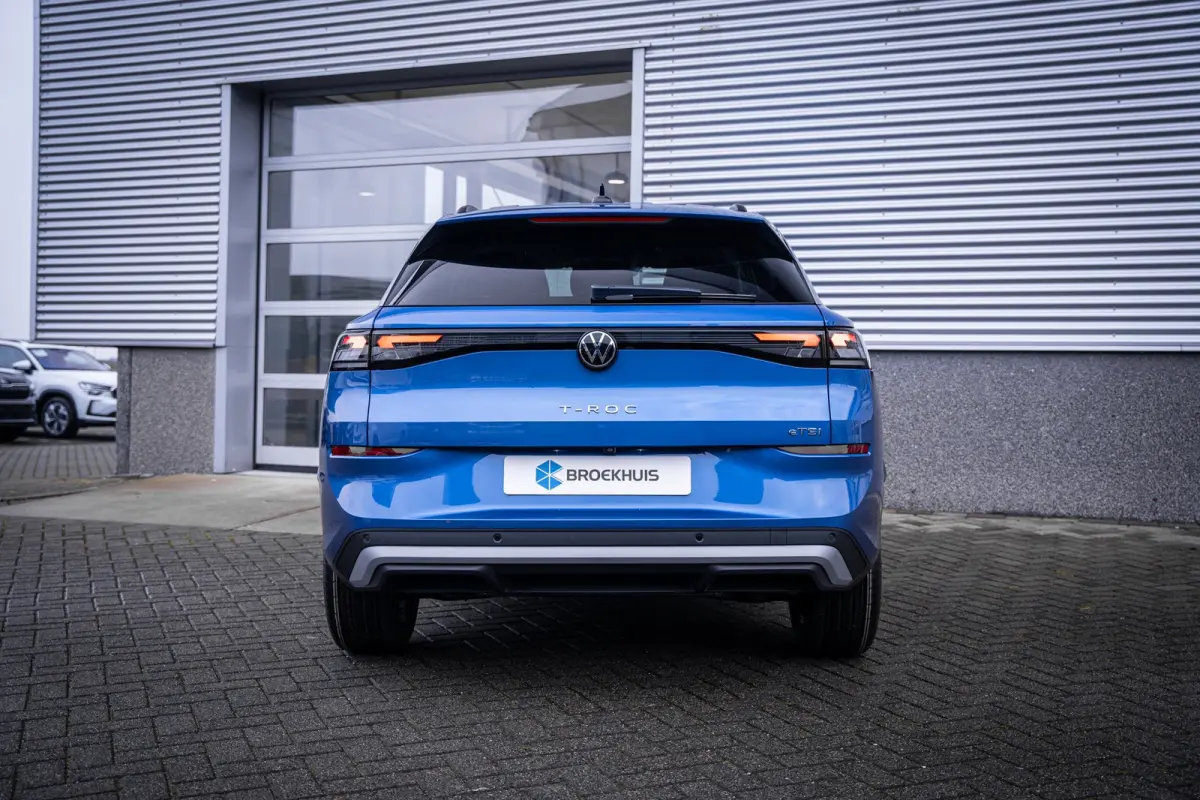 Life First Edition | 'App-Connect' draadloze smartphone integratie | Automatische afstandsregeling (Adaptive Cruise Control) | Buitenspiegels elektrisch instel-, verwarm- en inklapbaar