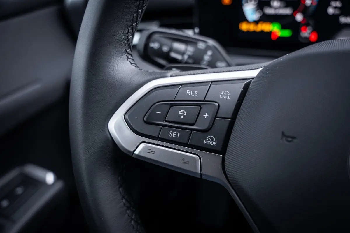 Life First Edition | 'App-Connect' draadloze smartphone integratie | Automatische afstandsregeling (Adaptive Cruise Control) | Buitenspiegels elektrisch instel-, verwarm- en inklapbaar