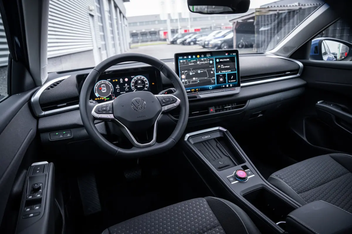 Life First Edition | 'App-Connect' draadloze smartphone integratie | Automatische afstandsregeling (Adaptive Cruise Control) | Buitenspiegels elektrisch instel-, verwarm- en inklapbaar