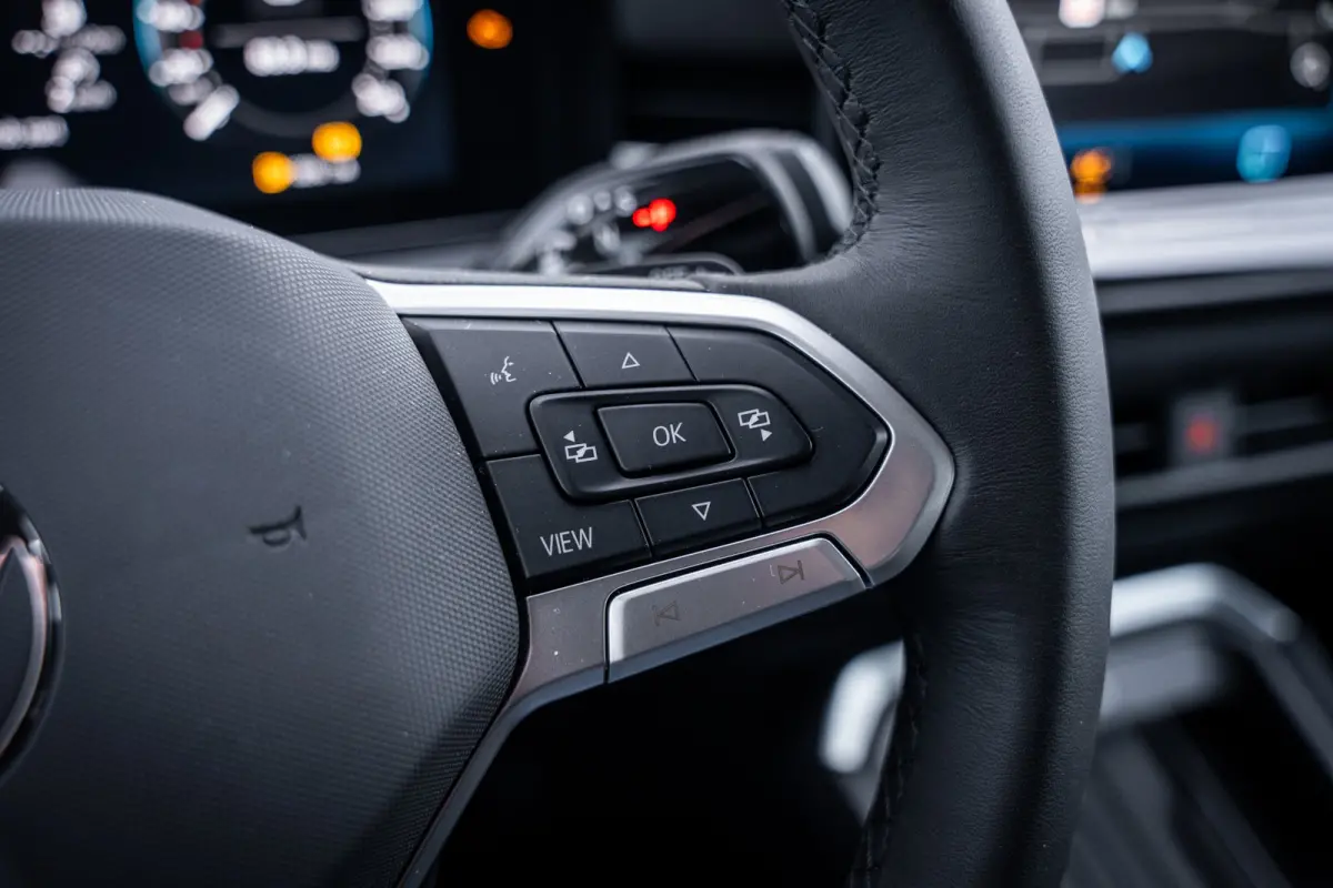 Life First Edition | 'App-Connect' draadloze smartphone integratie | Automatische afstandsregeling (Adaptive Cruise Control) | Buitenspiegels elektrisch instel-, verwarm- en inklapbaar