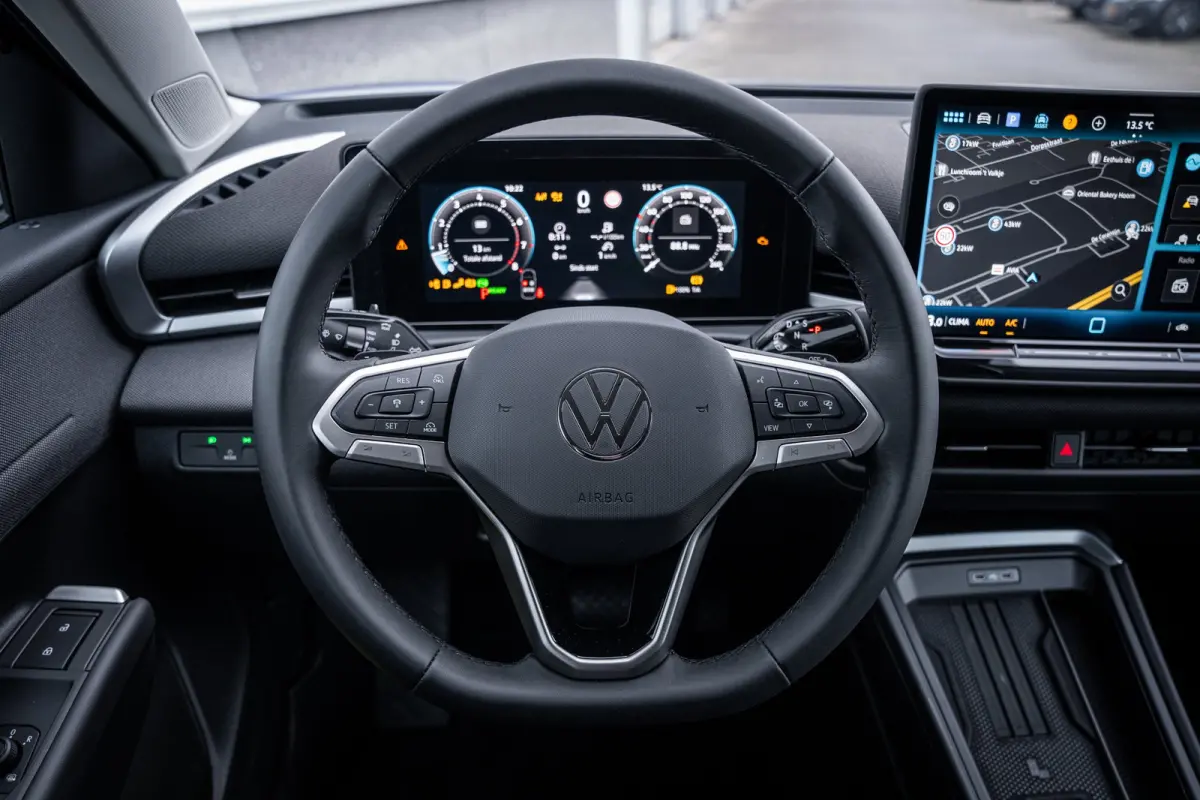 Life First Edition | 'App-Connect' draadloze smartphone integratie | Automatische afstandsregeling (Adaptive Cruise Control) | Buitenspiegels elektrisch instel-, verwarm- en inklapbaar
