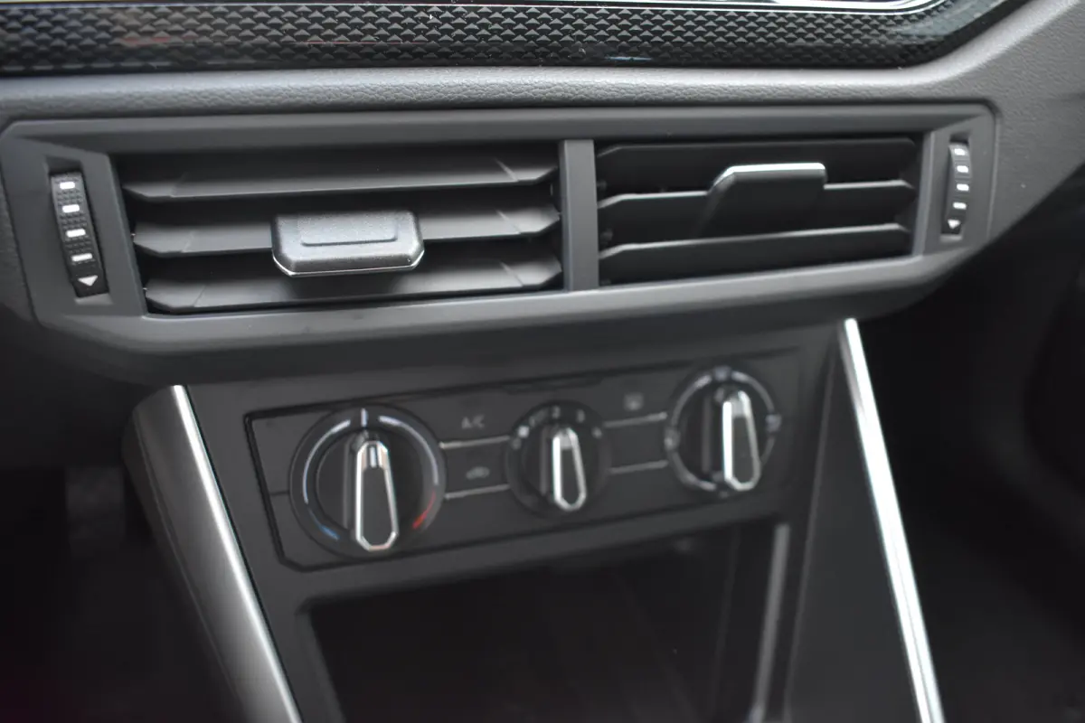Life Edition | 'App-Connect' smartphone integratie | Airconditioning automatisch (Climatronic), 2-zone | Buitenspiegels elektrisch instel- verwarm- en inklapbaar
