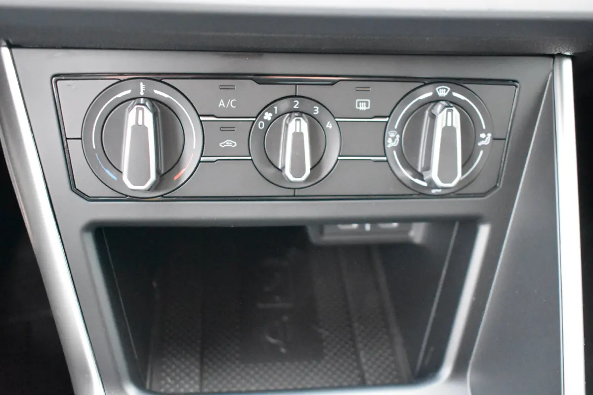 Life Edition | 'App-Connect' smartphone integratie | Airconditioning automatisch (Climatronic), 2-zone | Buitenspiegels elektrisch instel- verwarm- en inklapbaar