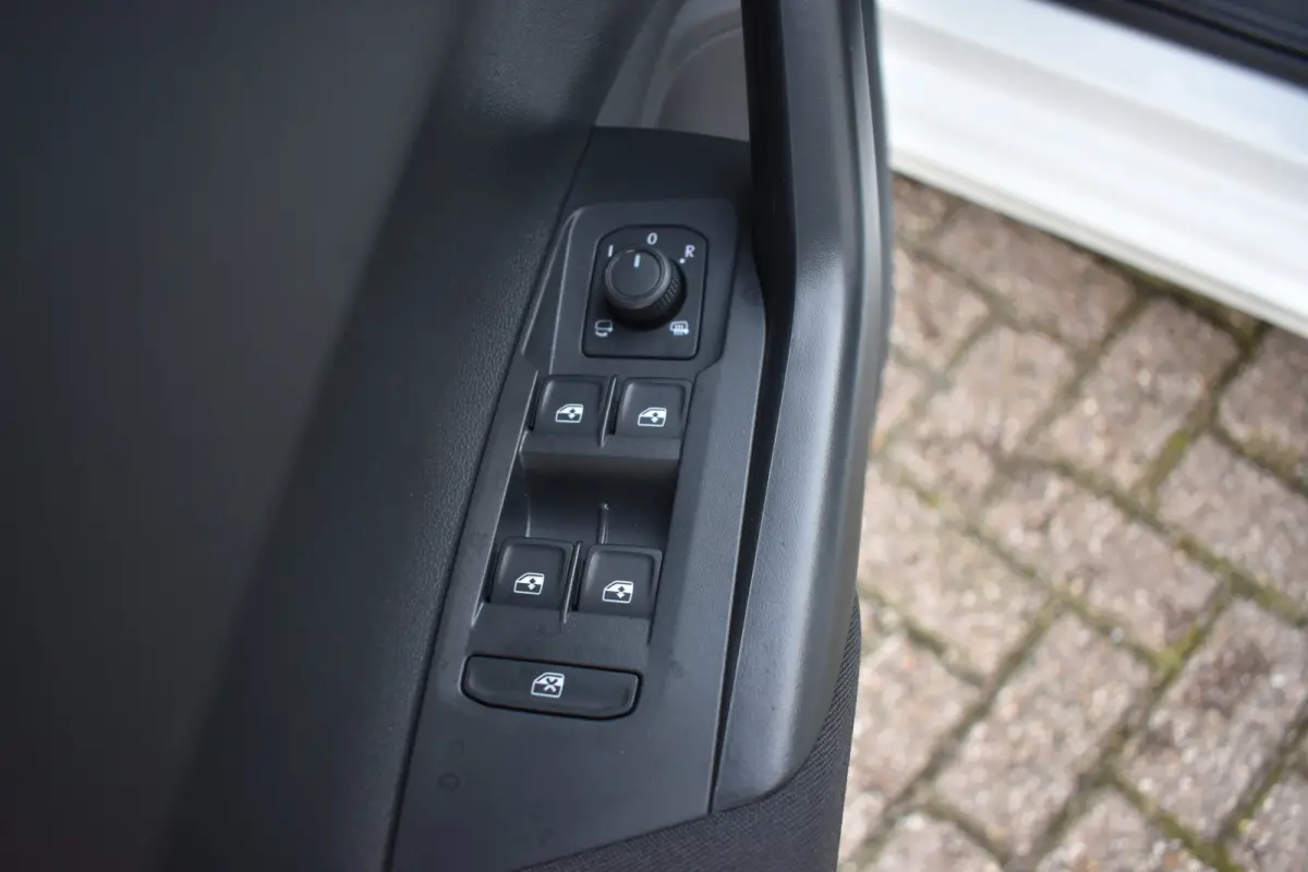 Life Edition | 'App-Connect' smartphone integratie | Airconditioning automatisch (Climatronic), 2-zone | Buitenspiegels elektrisch instel- verwarm- en inklapbaar