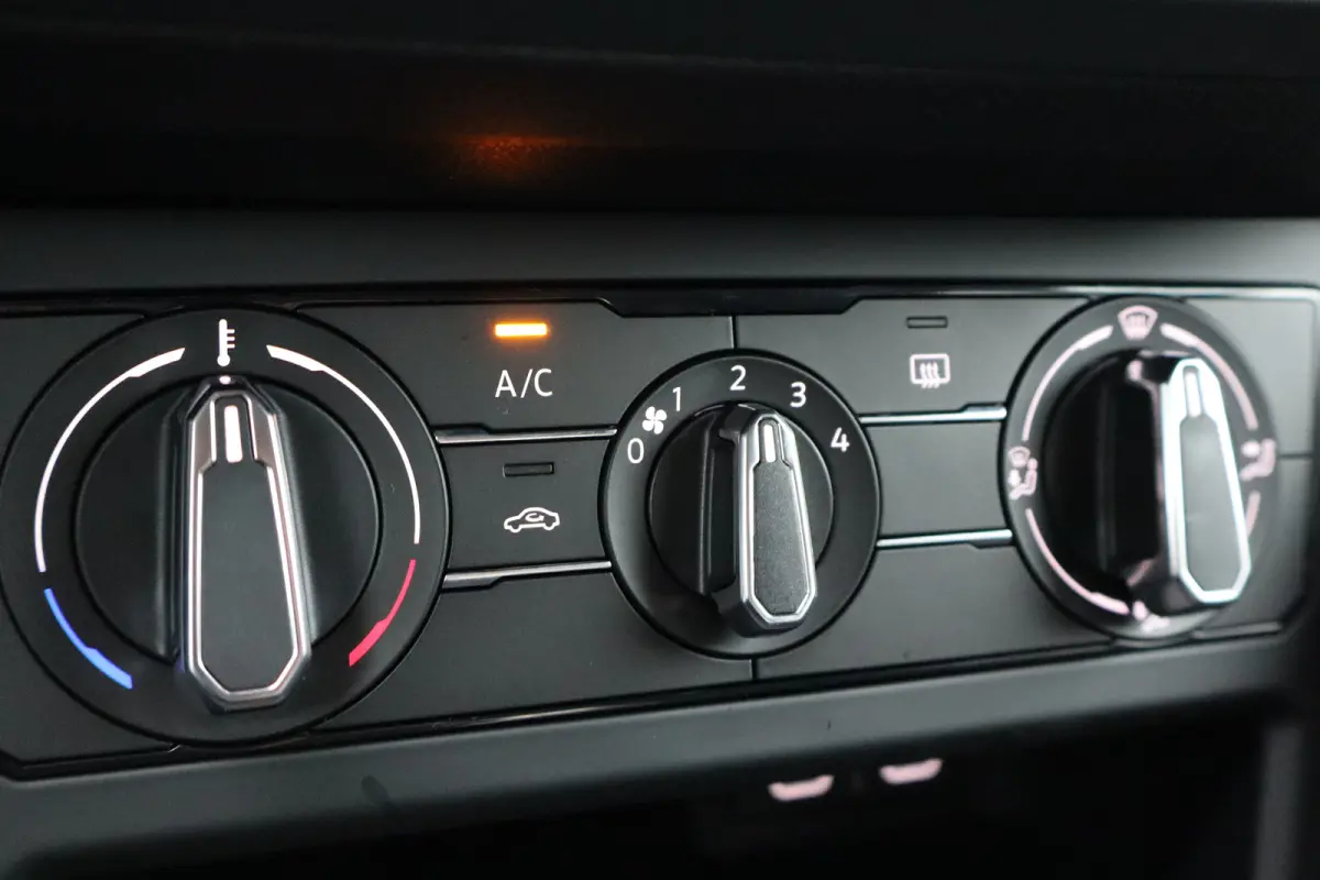 Life Edition | 'App-Connect' smartphone integratie | Airconditioning automatisch (Climatronic), 2-zone | Buitenspiegels elektrisch instel- verwarm- en inklapbaar