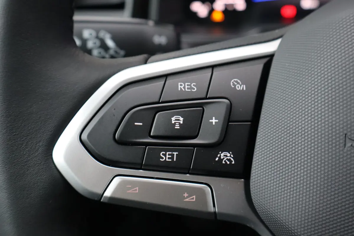 Life Edition | 'App-Connect' smartphone integratie | Airconditioning automatisch (Climatronic), 2-zone | Buitenspiegels elektrisch instel- verwarm- en inklapbaar