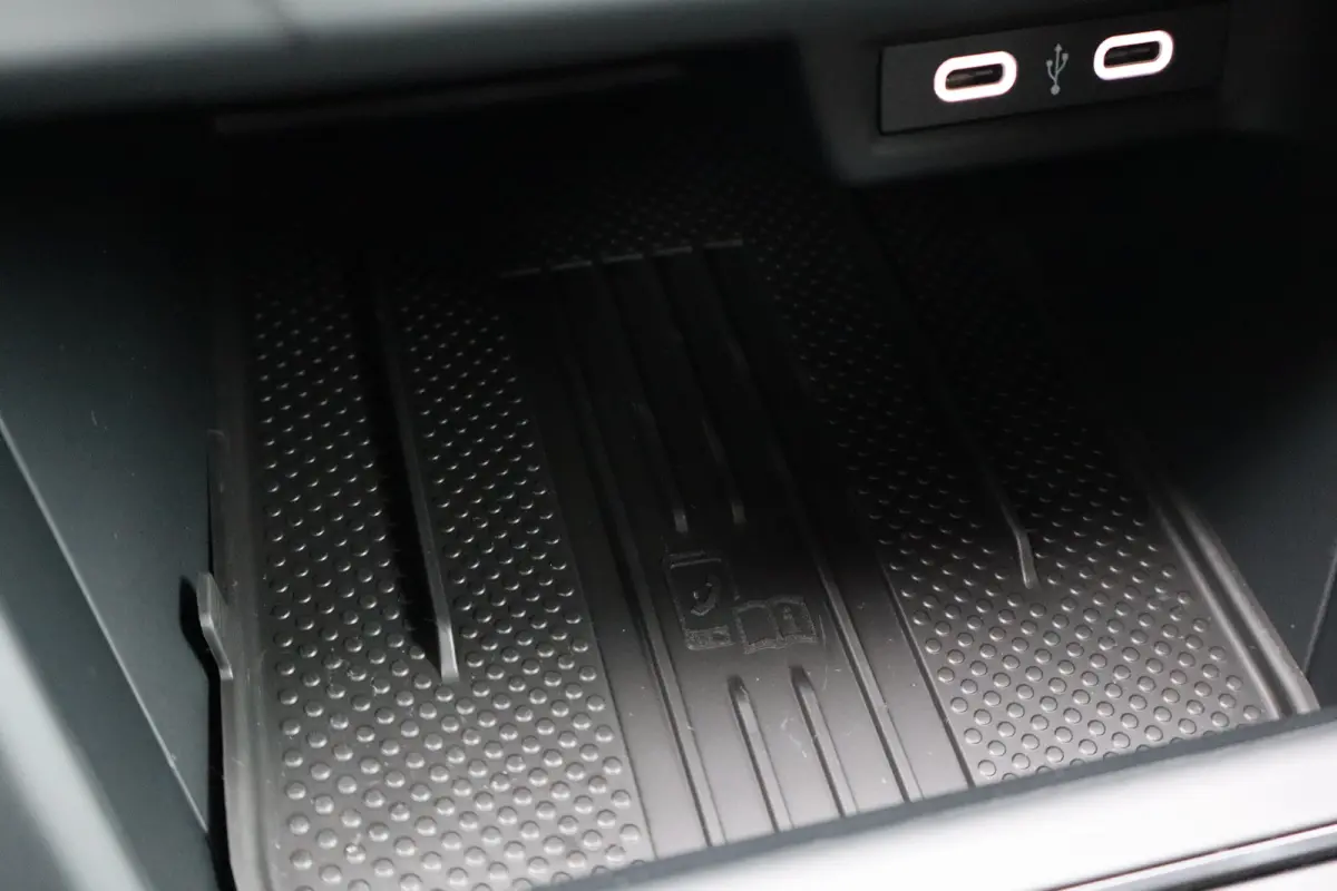 Life Edition | 'App-Connect' smartphone integratie | Airconditioning automatisch (Climatronic), 2-zone | Buitenspiegels elektrisch instel- verwarm- en inklapbaar