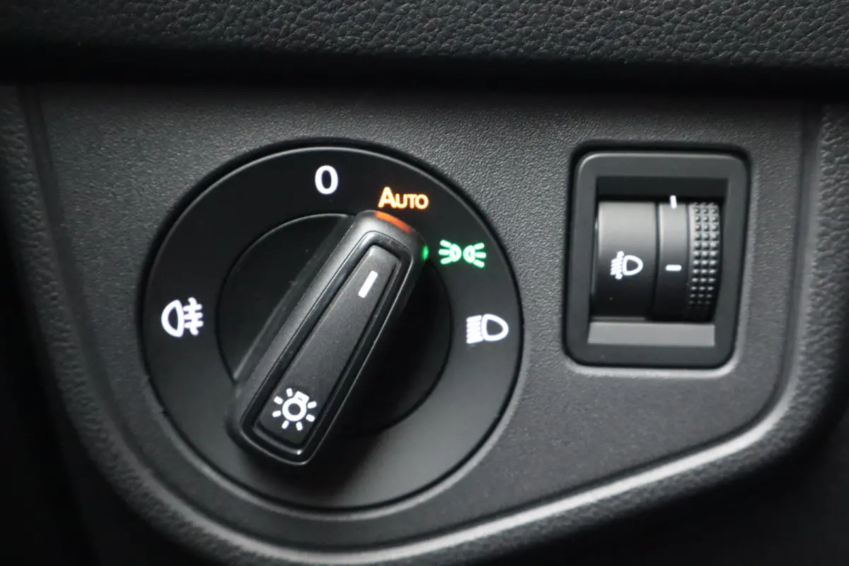 Life Edition | 'App-Connect' smartphone integratie | Airconditioning automatisch (Climatronic), 2-zone | Buitenspiegels elektrisch instel- verwarm- en inklapbaar