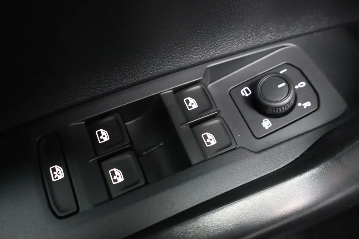 Life Edition | 'App-Connect' smartphone integratie | Airconditioning automatisch (Climatronic), 2-zone | Buitenspiegels elektrisch instel- verwarm- en inklapbaar