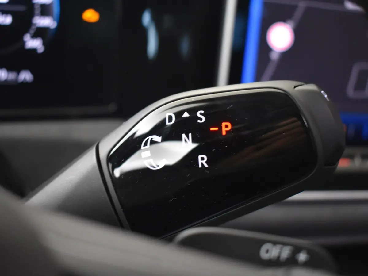 R-Line Edition - eHybrid | 'App-Connect' draadloze smartphone integratie | Automatische afstandsregeling (Adaptive Cruise Control) | Diefstalalarm