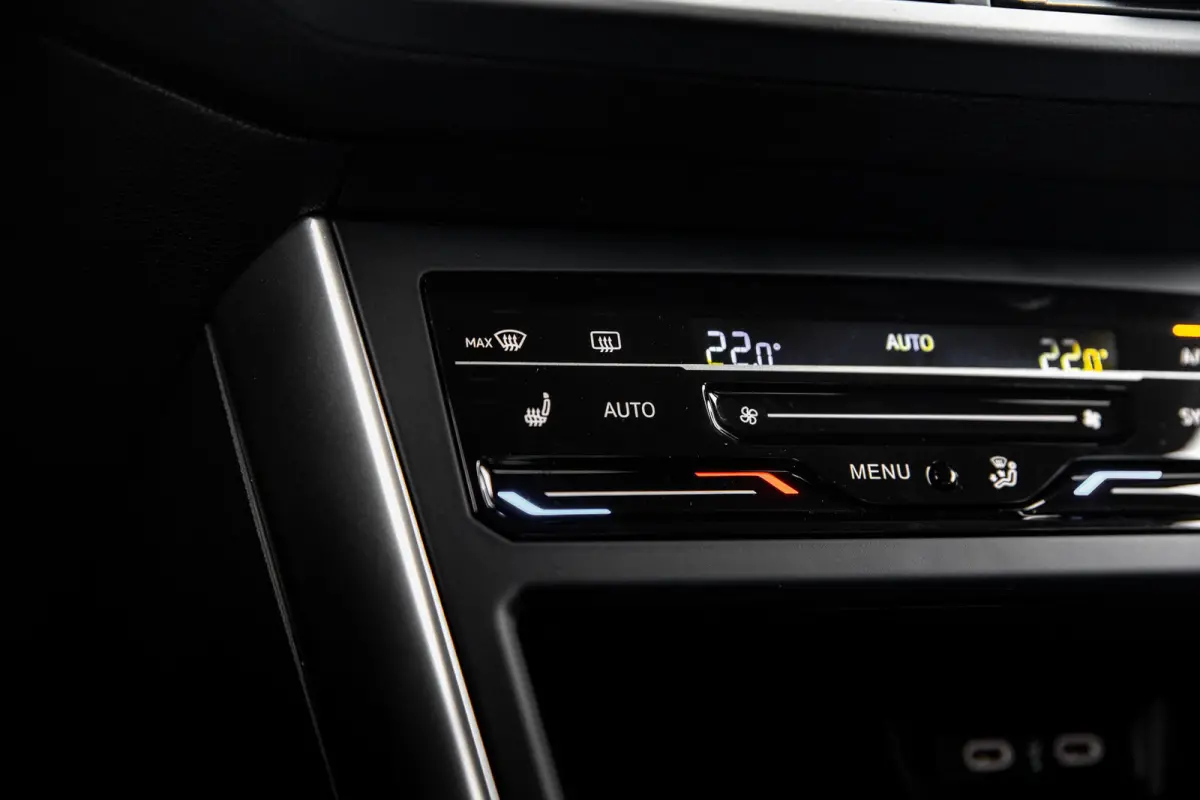 Life Edition | 'App-Connect' smartphone integratie | Airconditioning automatisch (Climatronic), 2-zone | Buitenspiegels elektrisch instel- verwarm- en inklapbaar