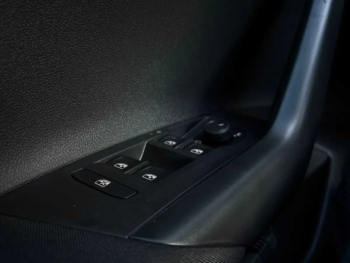 Life Edition | 'App-Connect' smartphone integratie | Airconditioning automatisch (Climatronic), 2-zone | Buitenspiegels elektrisch instel- verwarm- en inklapbaar