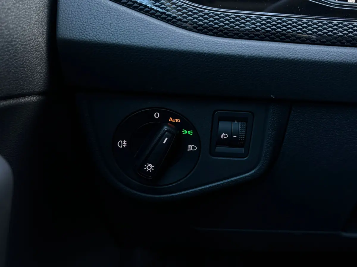 Life Edition | 'App-Connect' smartphone integratie | Airconditioning automatisch (Climatronic), 2-zone | Buitenspiegels elektrisch instel- verwarm- en inklapbaar