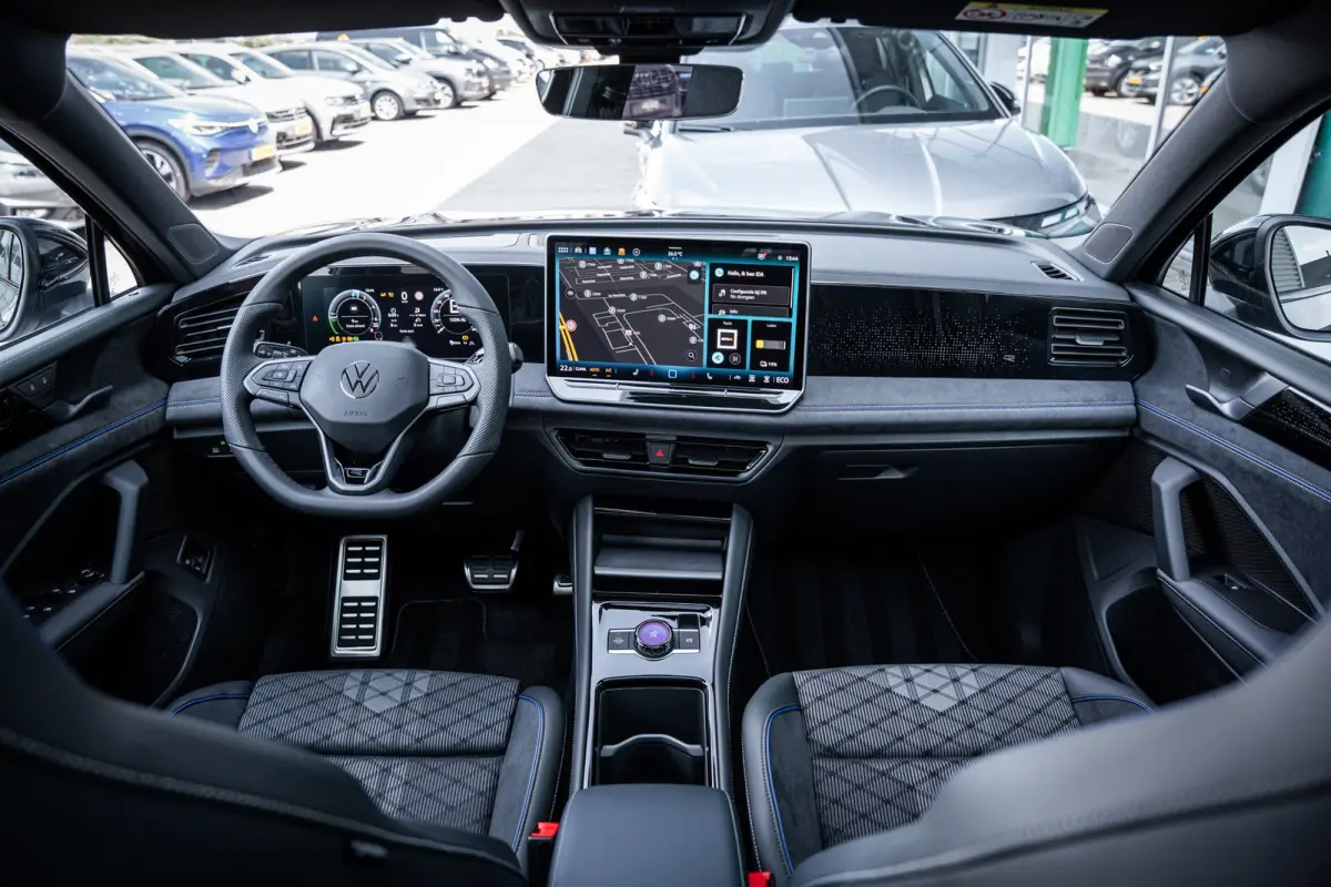 R-Line Edition - eHybrid | 'App-Connect' draadloze smartphone integratie | Automatische afstandsregeling (Adaptive Cruise Control) | Diefstalalarm